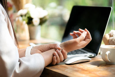 Lifestyle image: wrist comfort at desk